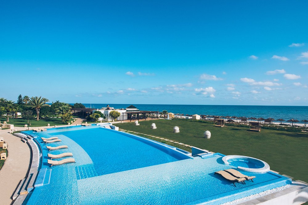 Lounge and relaxation spaces at Iberostar Kantaoui Bay